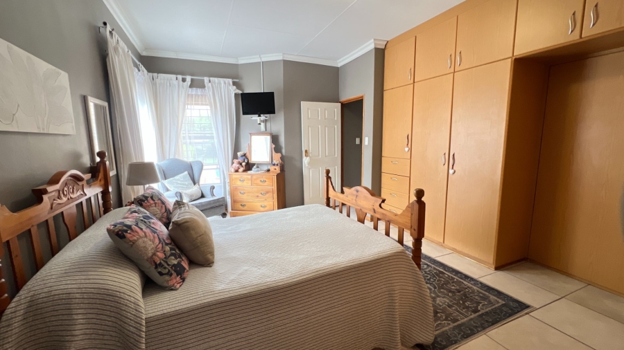 4 Bedroom Property for Sale in Langenhovenpark Free State